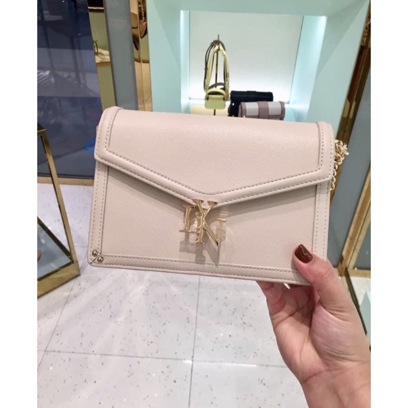 Túi lyn đeo chéo khoá chữ lyn