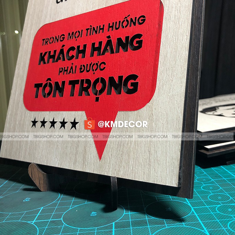 Tranh tạo động lực gỗ TBIG052 - Khách hàng là người trả lương cho chúng ta, trong mọi tình huống khách hàng...