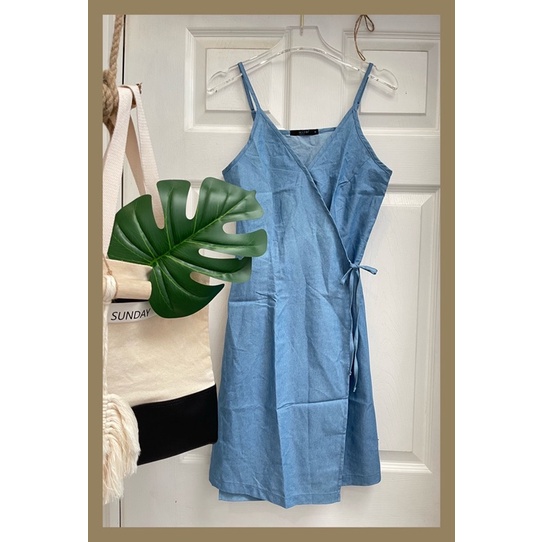 Đầm Denim Vạt Chéo Cột Nơ Hông MAYBI