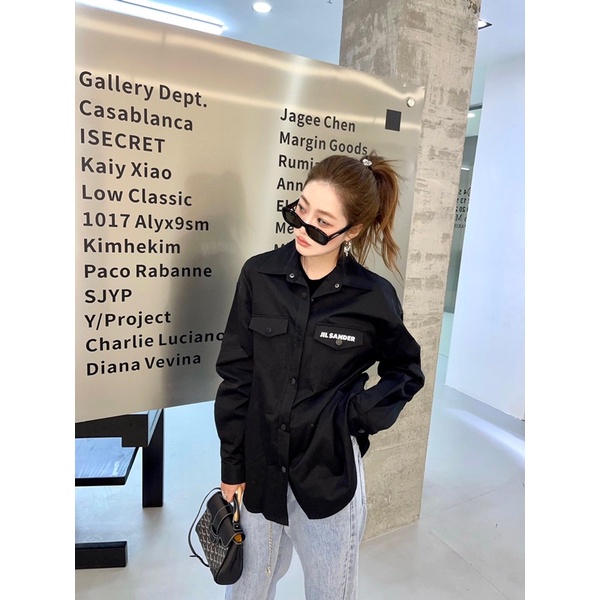 Áo sơ mi nữ dáng rộng thương hiệu Jil Sander sau lưng in logo