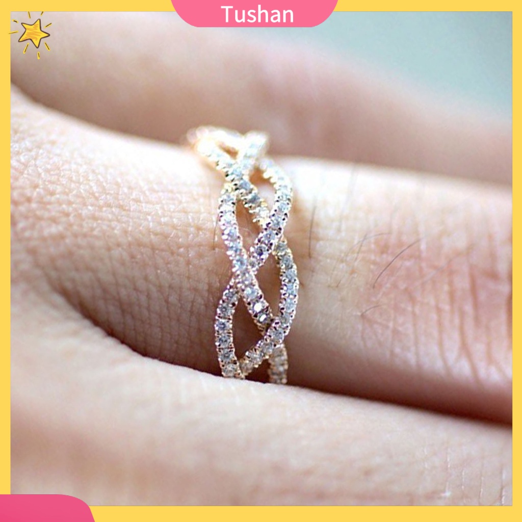 Nhẫn cưới đính đá tinh tế nhẹ nhàng