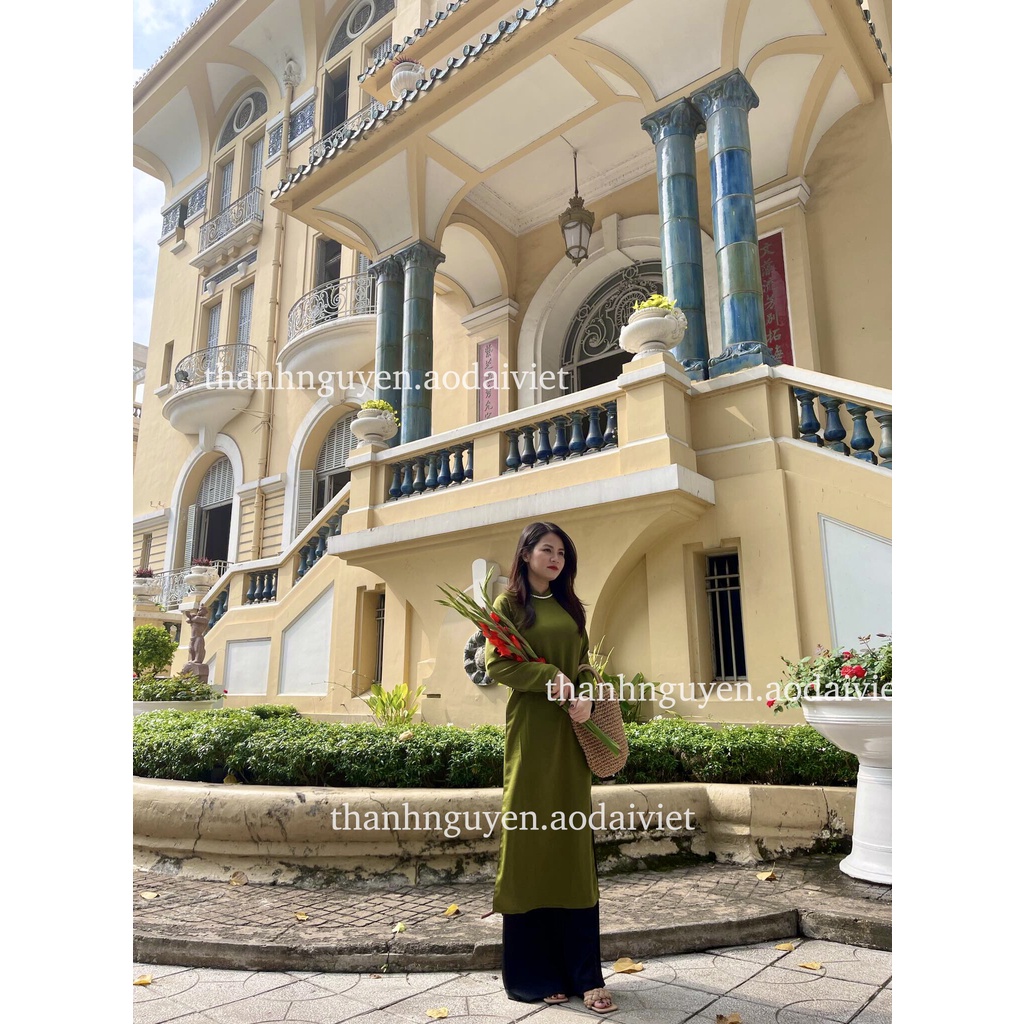 Áo dài xanh rêu dáng suông truyền thống lụa Tây Thi