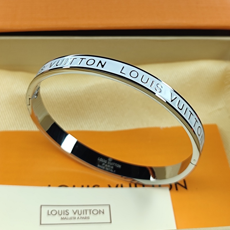 Màu sắc mới CUFF Bạc khắc họa tiết Monogram mang tính biểu tượng và có vòng tay đơn