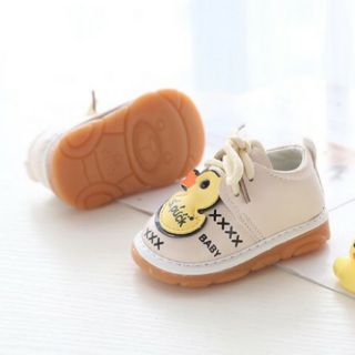 Giày tập đi vịt vàng cho bé.