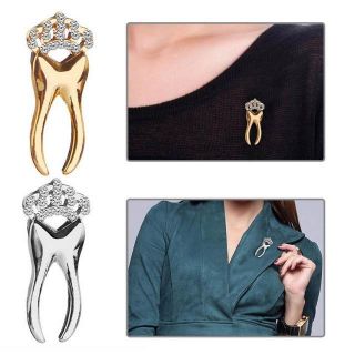 Ghim cài áo.<{HÀNG CÓ SẴN}>.
