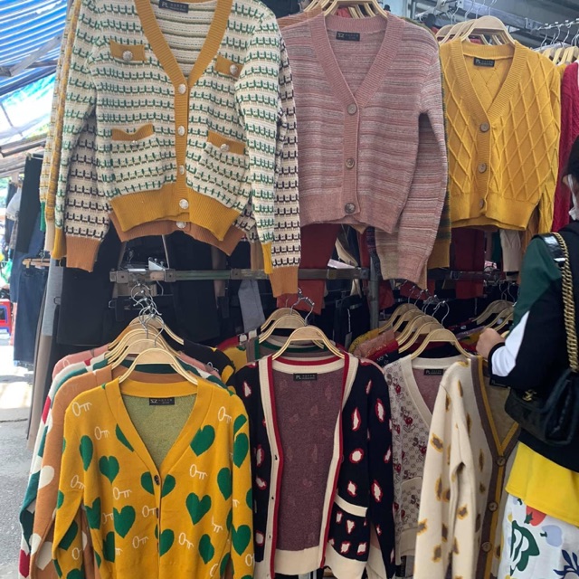 Khoắc len cho khách