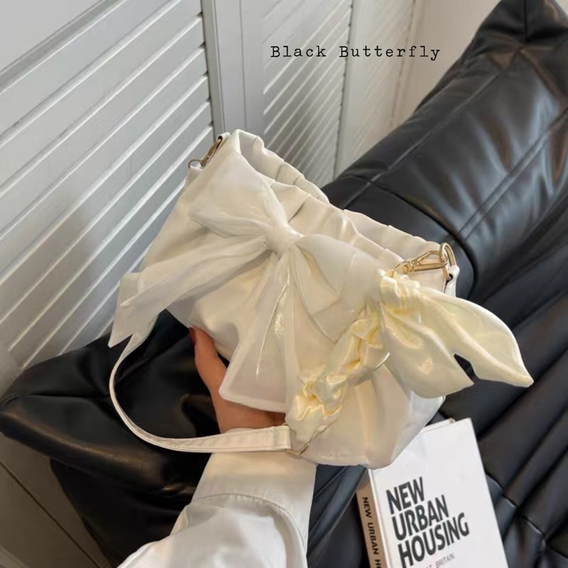 Túi đeo chéo đính nơ khoá cúc bấm Butterfly