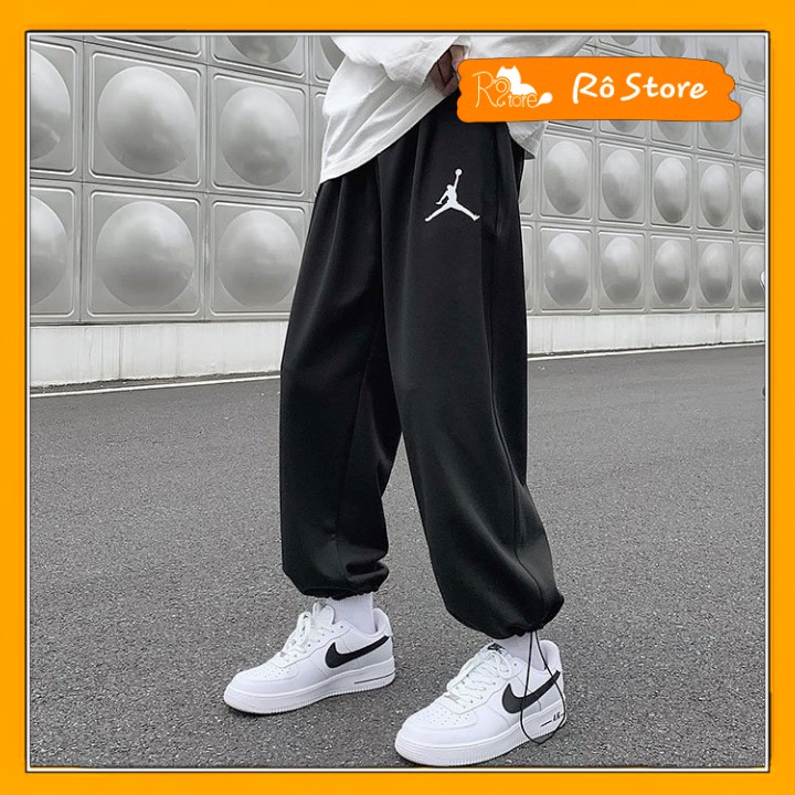 Quần nỉ jogger ống rộng bo gấu nam nữ unisex ulzzang thêu hình phong cách bóng rôt thoải mái RÔ STORE QD30