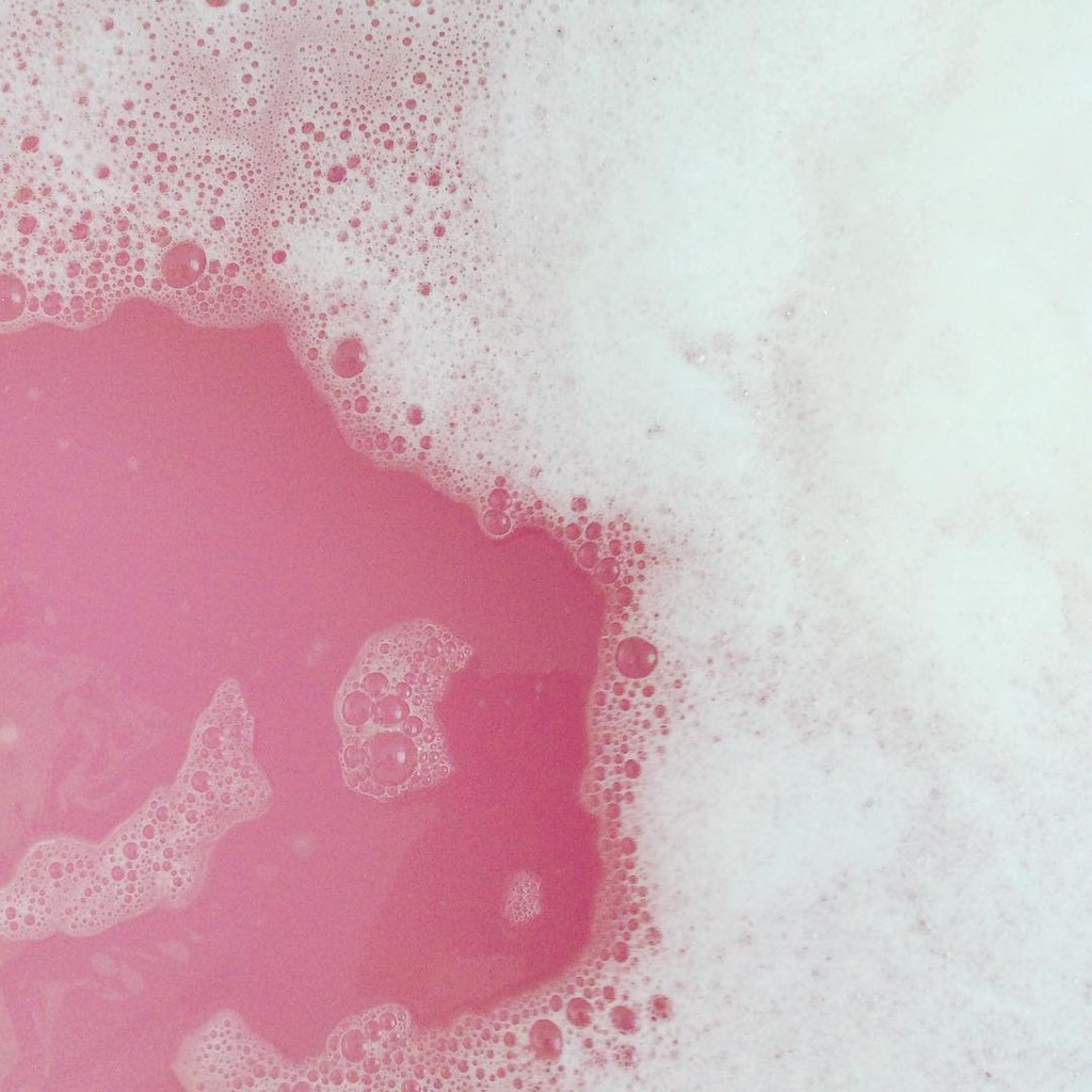 Bánh tạo bọt tắm LUSH - Rose Jam Bubbleroon Bubble Bar | BigBuy360 - bigbuy360.vn