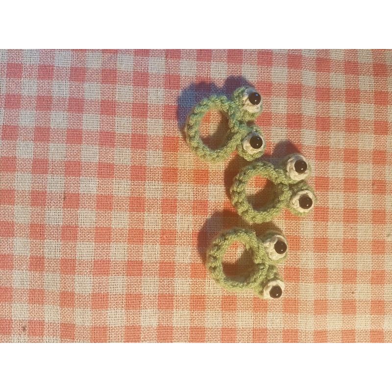 Nhẫn ếch bằng len