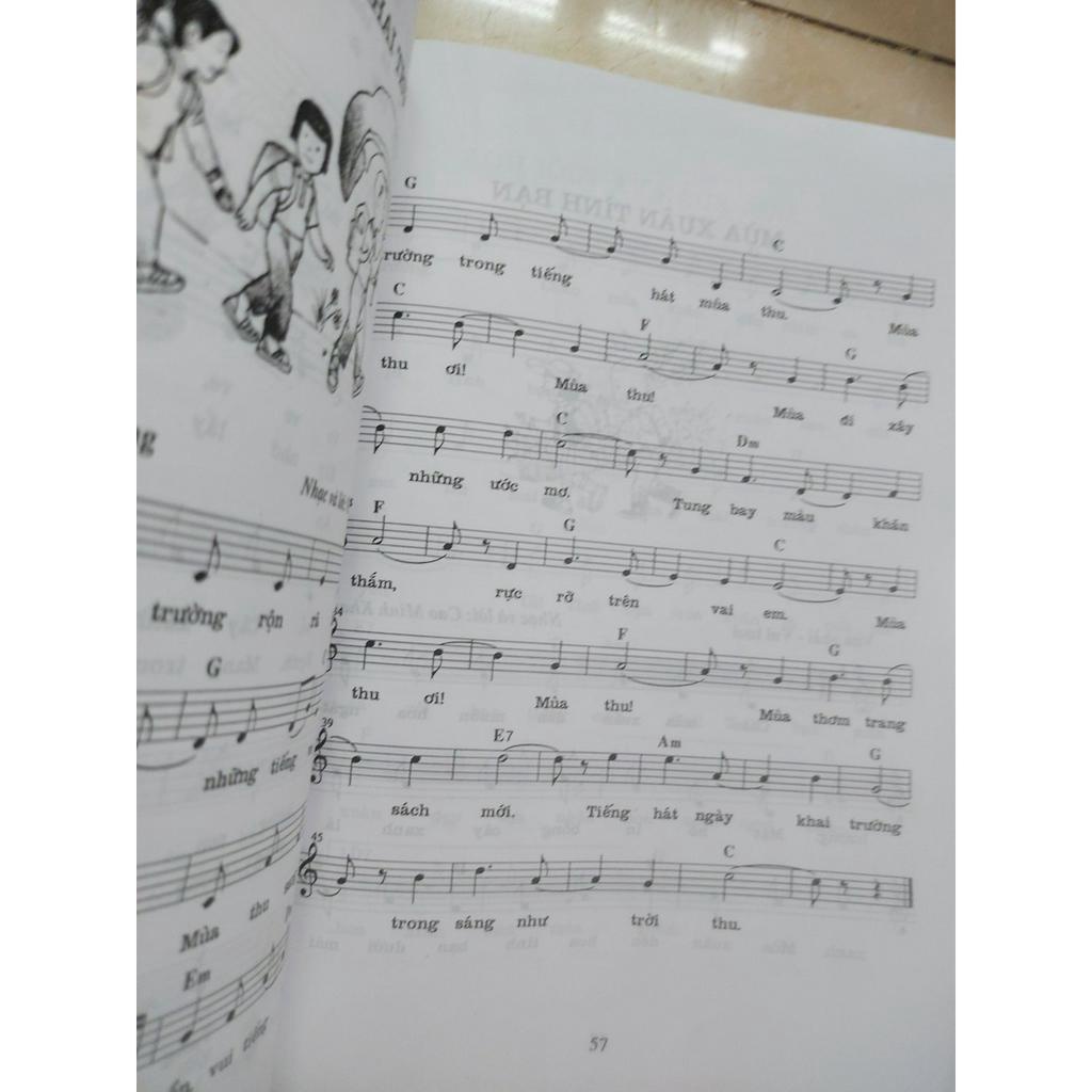 Sách - 50 bài hát thiếu niên