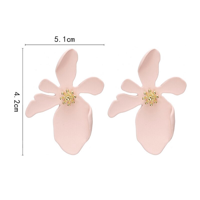 Đôi khuyên tai hoa nở phong cách nữ tính