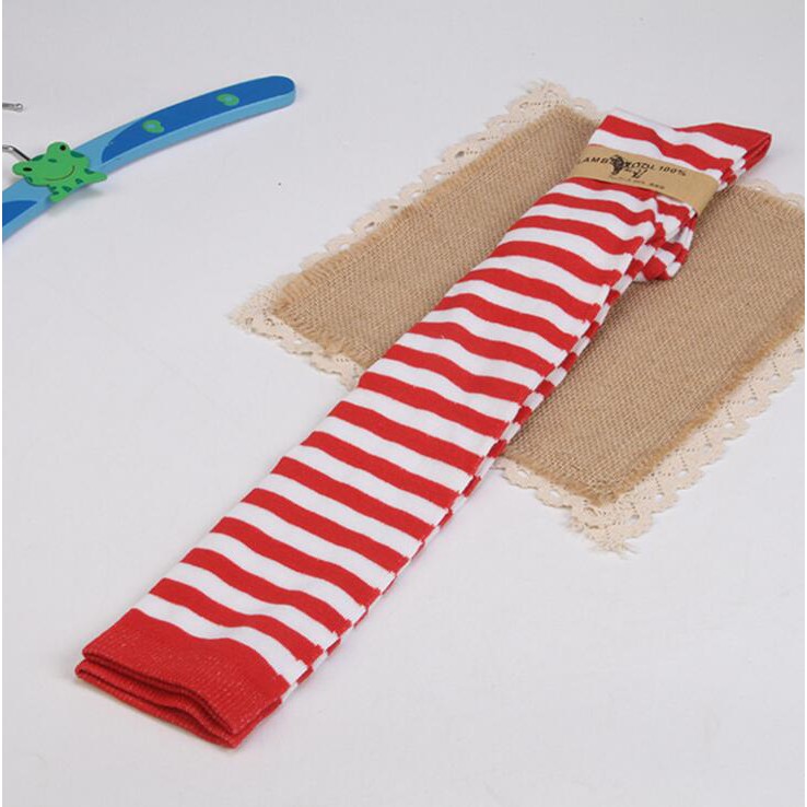 Vớ len dài họa tiết sọc cao trên gối hợp thời trang cho nữ