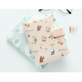 Sổ tay bìa cực dễ thương và cute
Bìa ngoài cứng có nắp cực tiện lợi 
Hình bìa cute đáng yêu 
Giấy giầy dặn và rất đẹp...