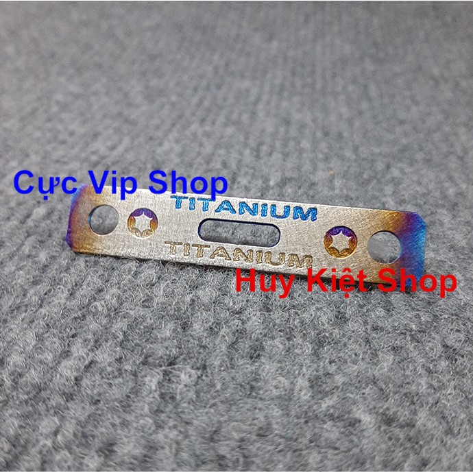 (Sử Dụng Cho Mọi Loại Xe) Logo Titanium Tem Kẹp Dè Chữ Đẳng Cấp