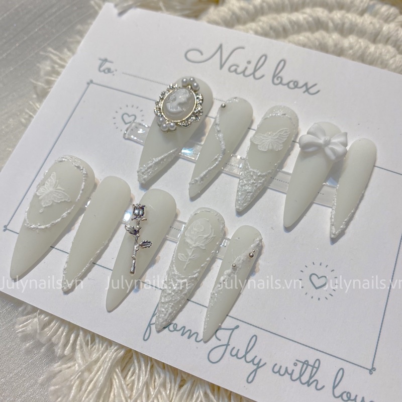 Móng úp thiết kế nhọn dài màu trắng cô dâu đính charm hoa hồng thiên thần julynails.vn nb135