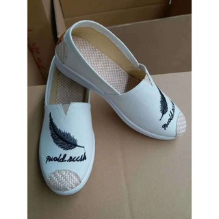 GIÀY SLIP-ON LÔNG VŨ 2 MÀU ĐEN - TRẮNG