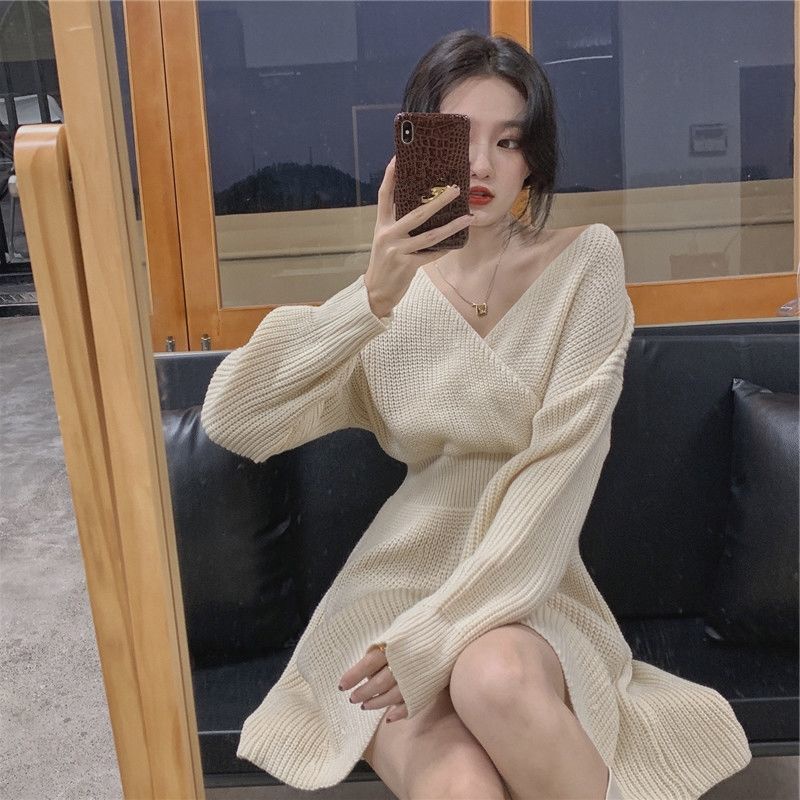Váy len trắng cổ V dáng xoè