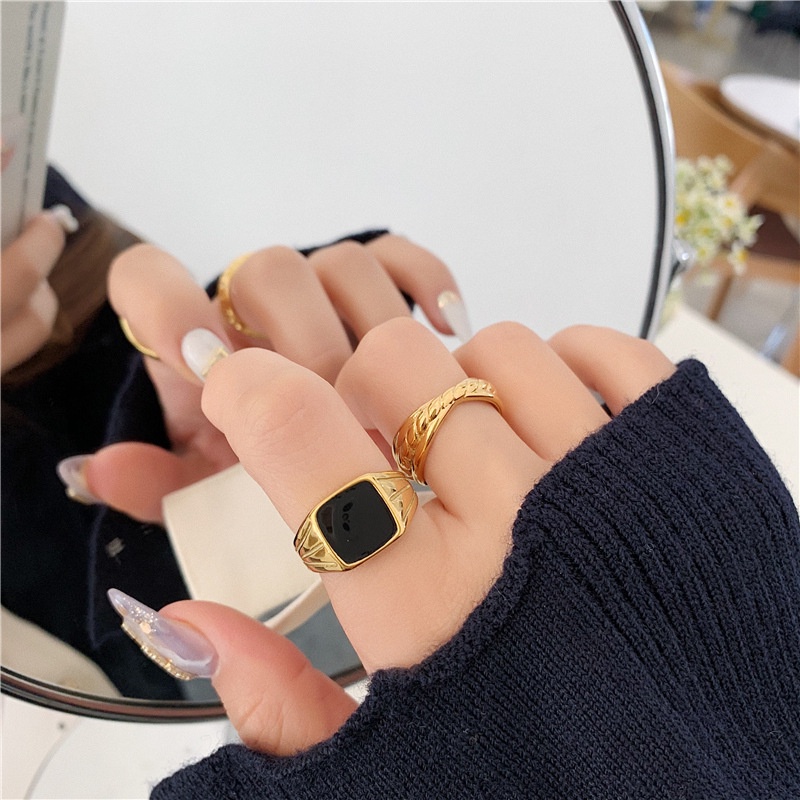 Nhẫn nam nữ titan màu vàng mặt vuông đá đen rãnh dọc không gỉ UR2109