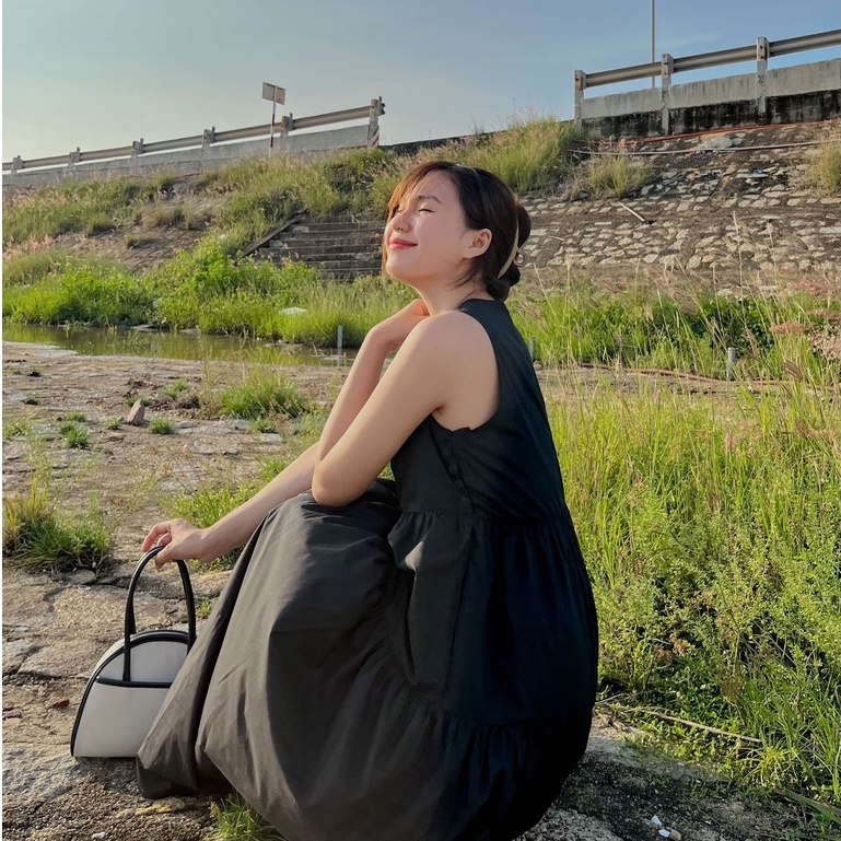 Váy đen Fabric Holic dáng dài sát nách