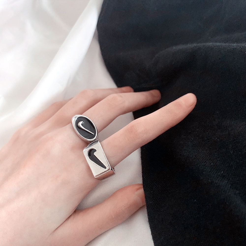 Nhẫn kim loại màu đen thiết kế cổ điển