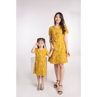Váy đôi mẹ bé vàng hoa nhí khuy giữa