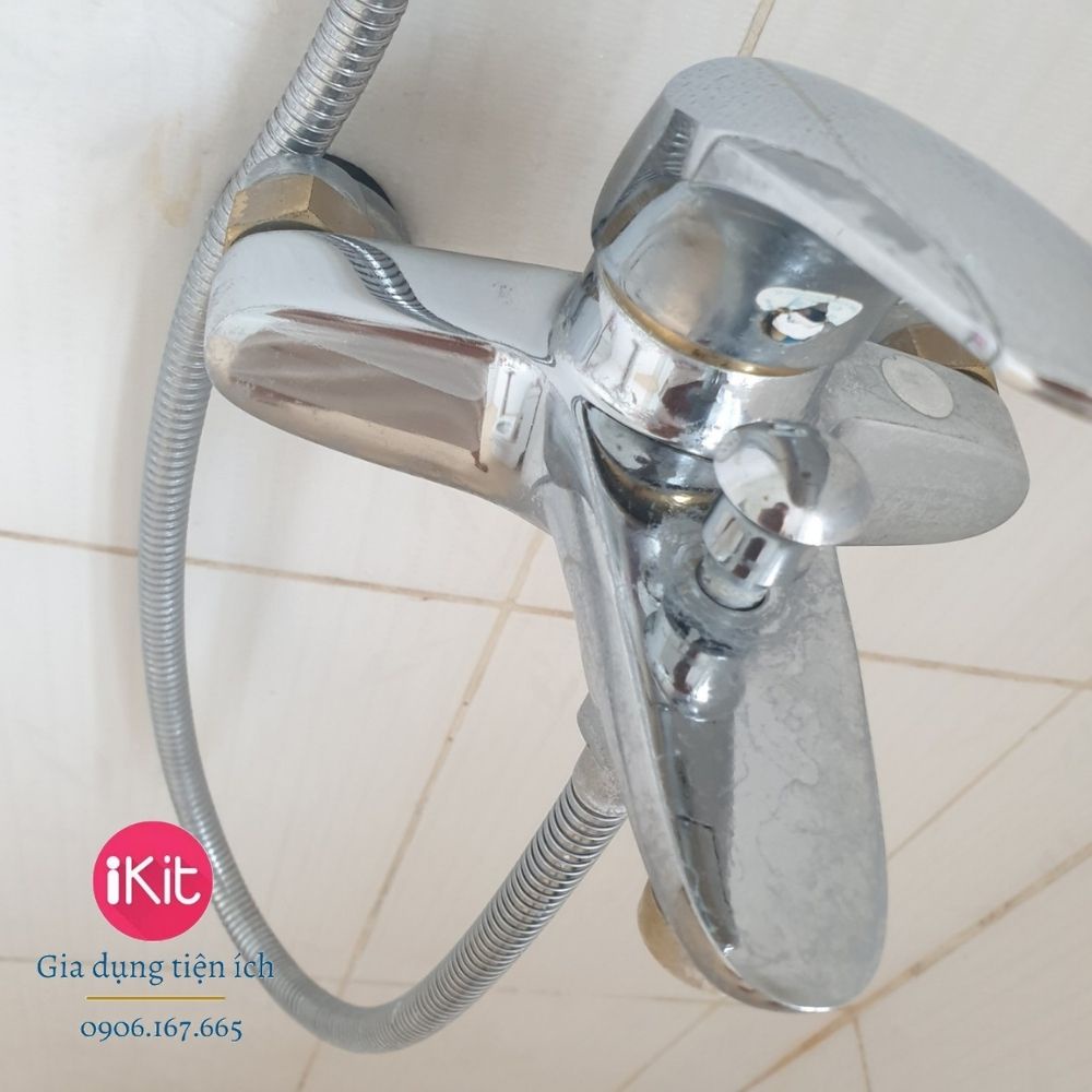 Nước tẩy cặn canxi dung tích 500ml. Tẩy cặn canxi trên vách kính, sen vòi, tẩy gỉ inox. Không phá huỷ lớp mạ Crom