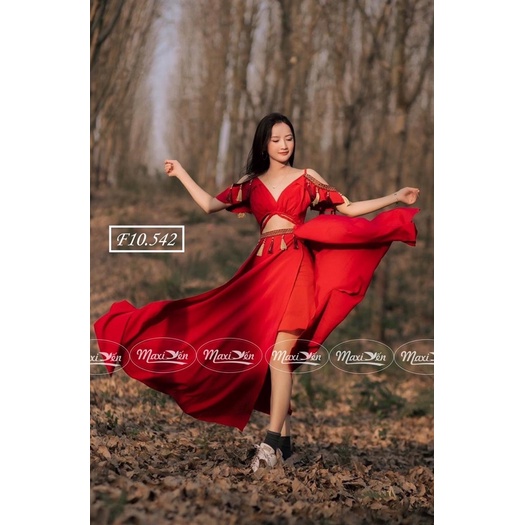 ĐẦM MAXI LỤA ĐỎ TRẮNG VÀNG PHỐI TUA RUA HAI DÂY RỚT VAI VÁY XẺ TÀ
