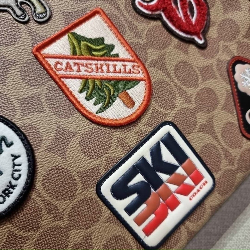 Túi xách nam Coach Field Tote whith Patches hoạ tiết trẻ trung