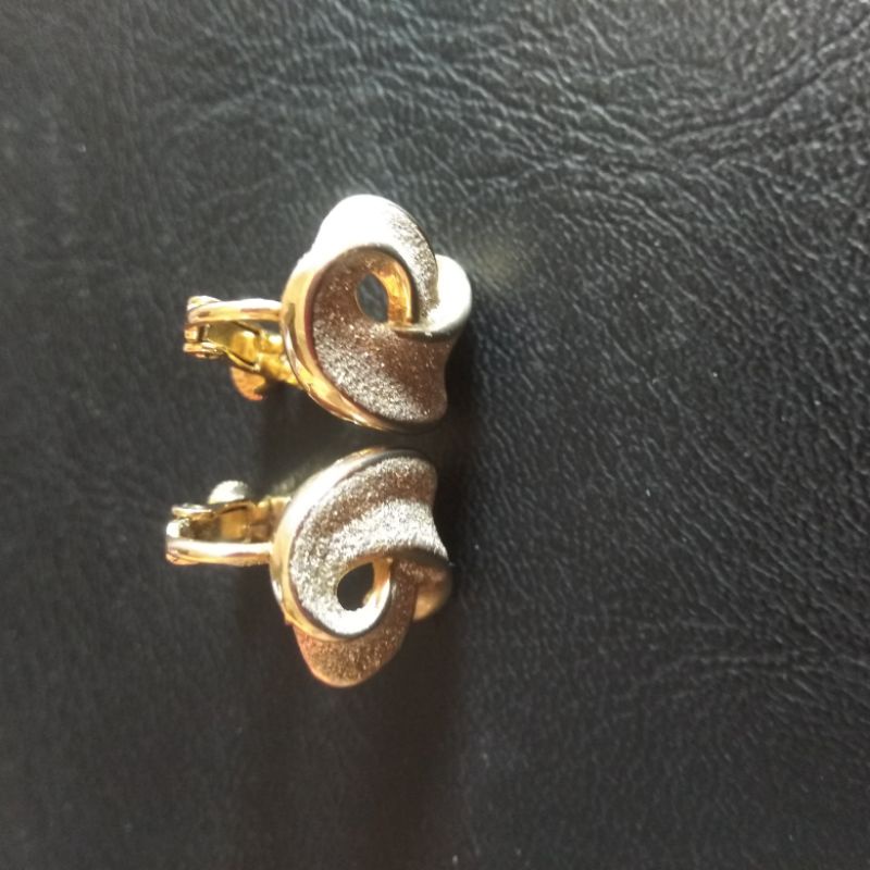 Bông tai vặn có bay màu ít