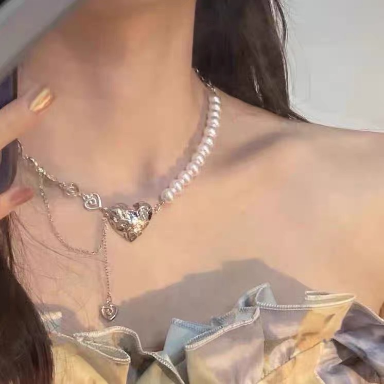 Dây chuyền Hishop mặt hình trái tim phối ngọc trai giả sành điệu