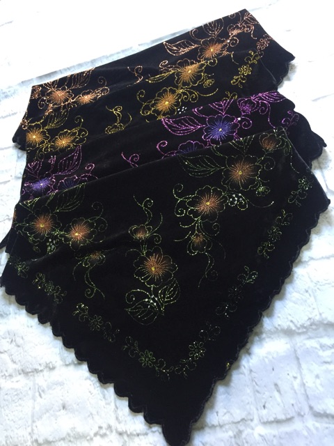 Khăn Nhung Cho Bà, Khăn Nhung Trùm Đầu