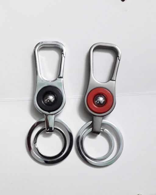 Một cái móc khóa có 2 vòng bằng thép không gỉ rất đẹp