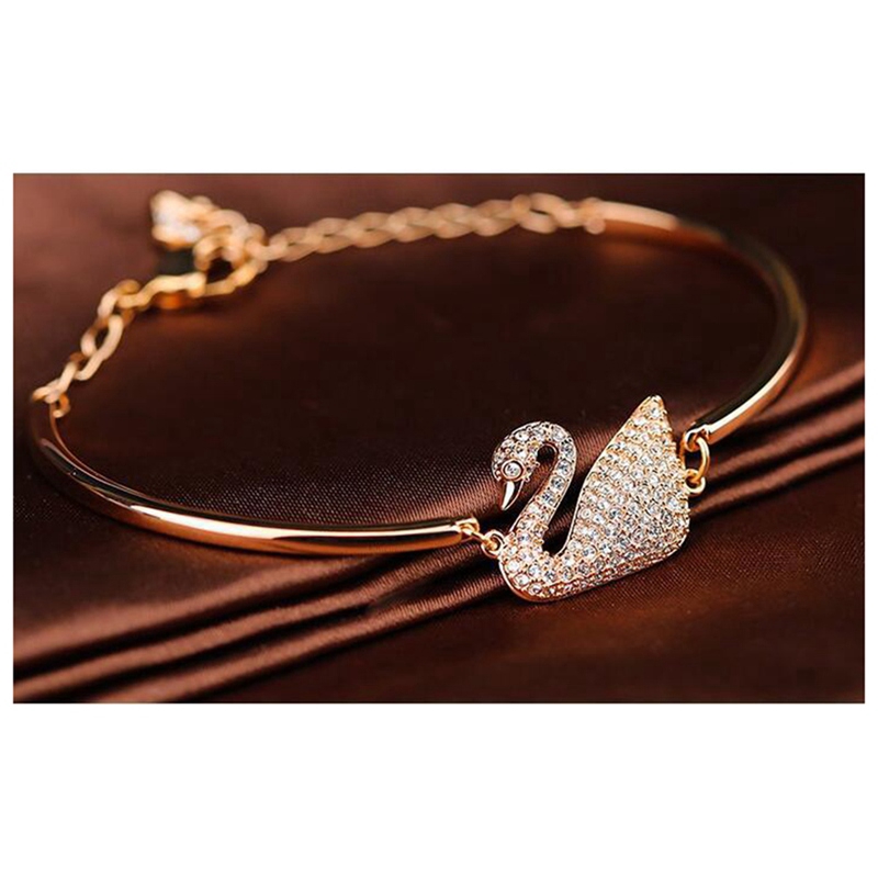 Vòng tay mạ bạc có mặt hình thiên nga đính đá zircon sang trọng