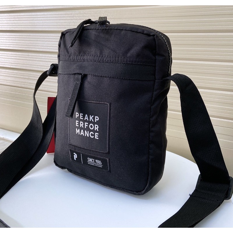 Túi đeo chéo mini nam nữ thời trang Peak Performance Andy Bag basic vừa ipad chống nước QASA | BigBuy360 - bigbuy360.vn