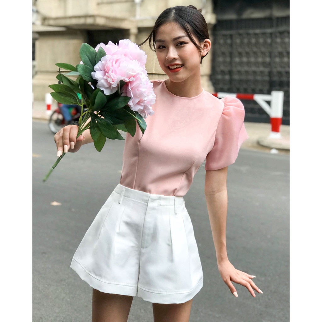 KIOBI – Áo kiểu Selena form ôm chiết ben eo, cổ tròn, tay phồng ngắn phối organza, vải cotton Thái hồng - KIA20033H