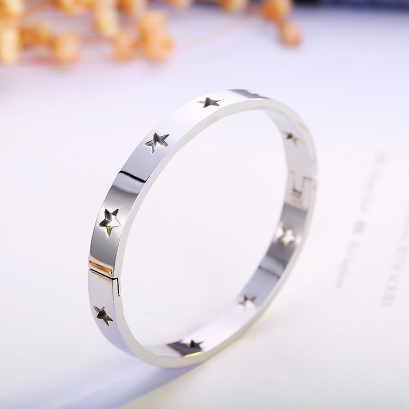 Vòng Tay Ngôi Sao Khắc Rỗng Titan Ko Đen TT 4299