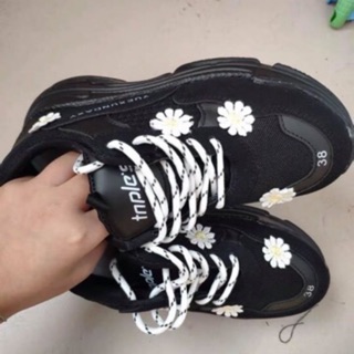 Giày thể thao hoa cúc