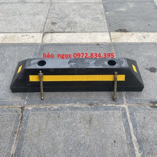 cục cao su chèn bánh xe oto (tặng kèm đinh vít)