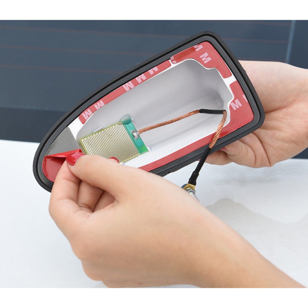 Ăng ten vây cá mập xe ô tô loại có đế dùng để tăng tín hiệu thu sóng, giảm sức gió