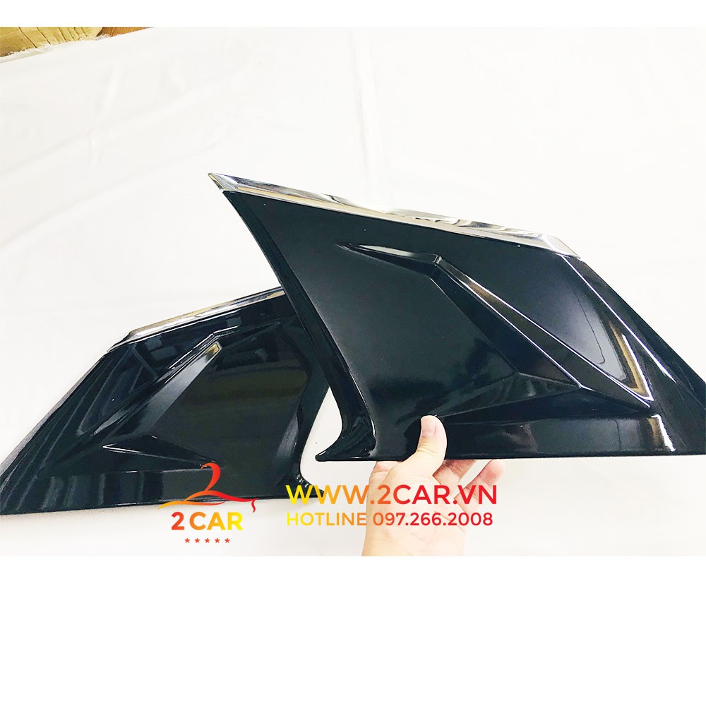 Ốp mang cá sau xe Toyota Corolla Cross, ốp trang trí kính sau xe Toyota Cross 2020-2022