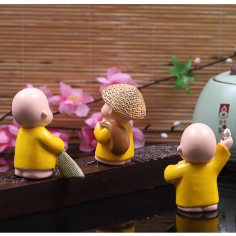 Bộ 3 chú tiểu áo vàng dễ thương