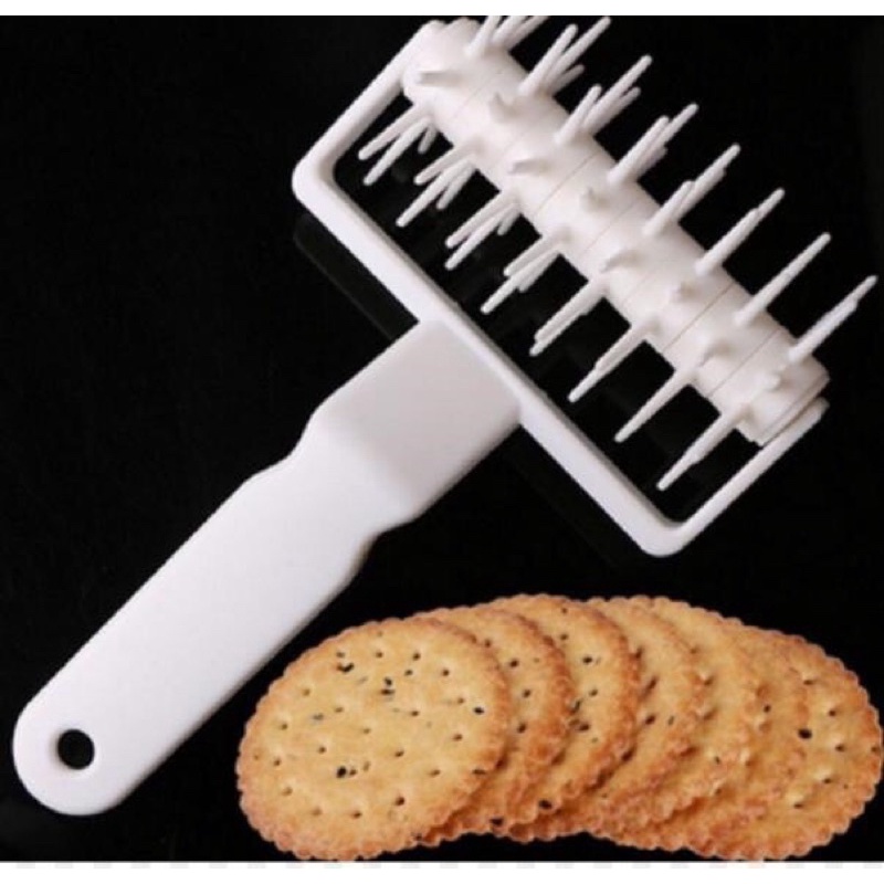 Dụng cụ lăn gai tạo lỗ đế bánh pizza