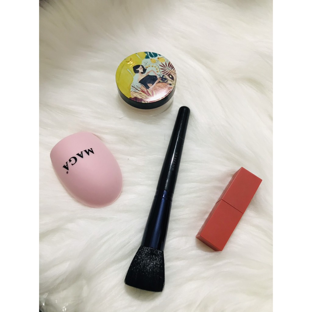 Cọ Trang Điểm Nền Đầu Bằng Motives (Xanh Đen)