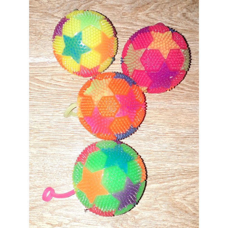 Một quả bóng đèn hoặc chú gấu đèn bằng nhựa chít chít rất đẹp