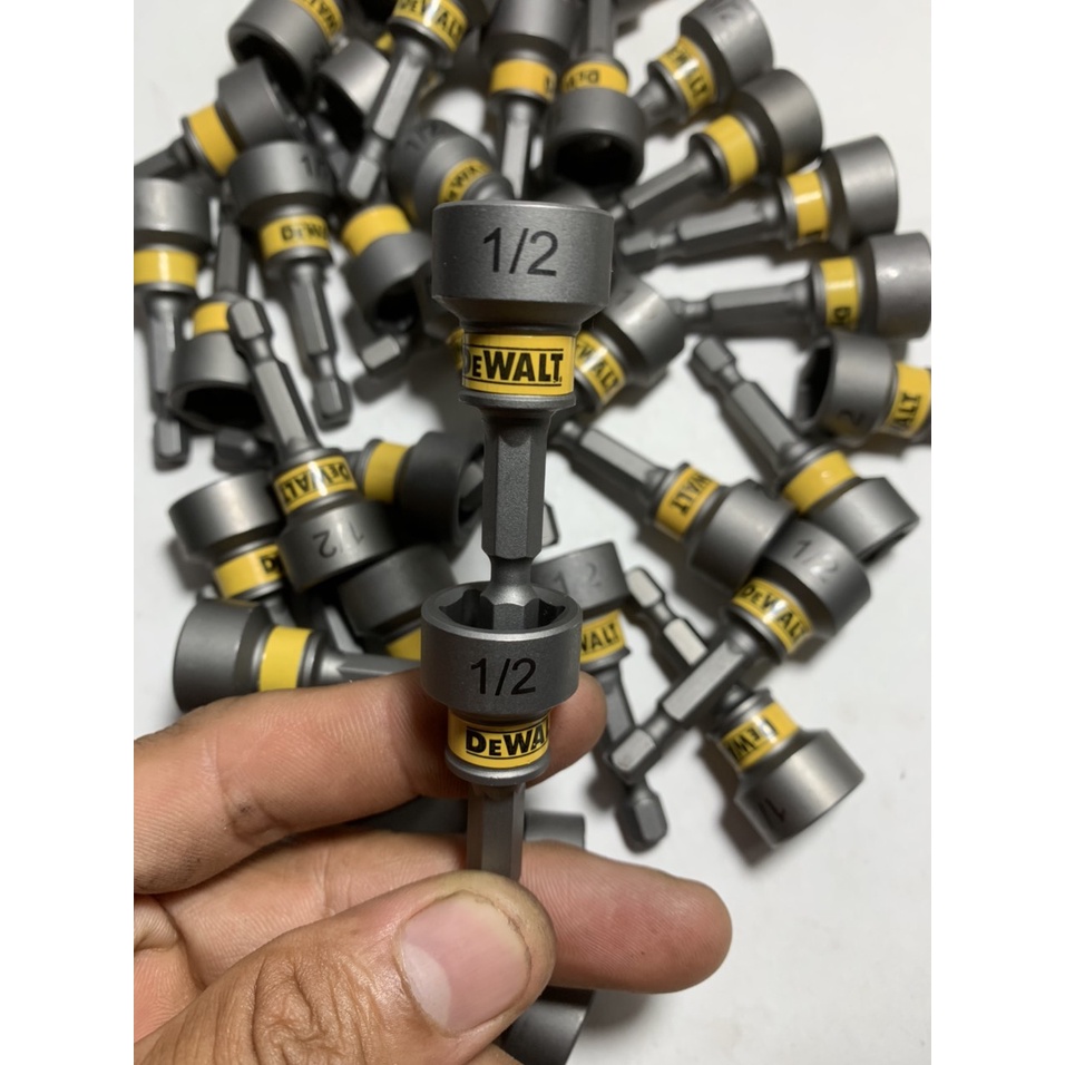 Đầu bắn tôn Dewalt 1/2 (13ly) dài 50mm chính hãng có nam châm