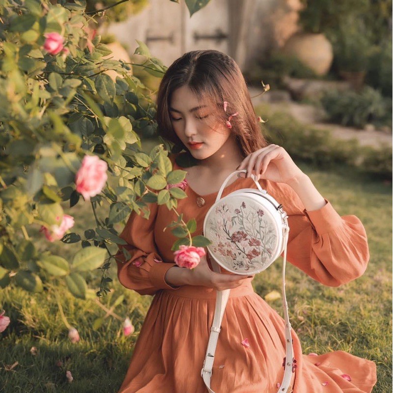 [Mã 2611THTRANG100K hoàn 10% xu đơn 99K] Túi tròn đeo chéo thêu hoa Ngaos Florabom 02 | BigBuy360 - bigbuy360.vn