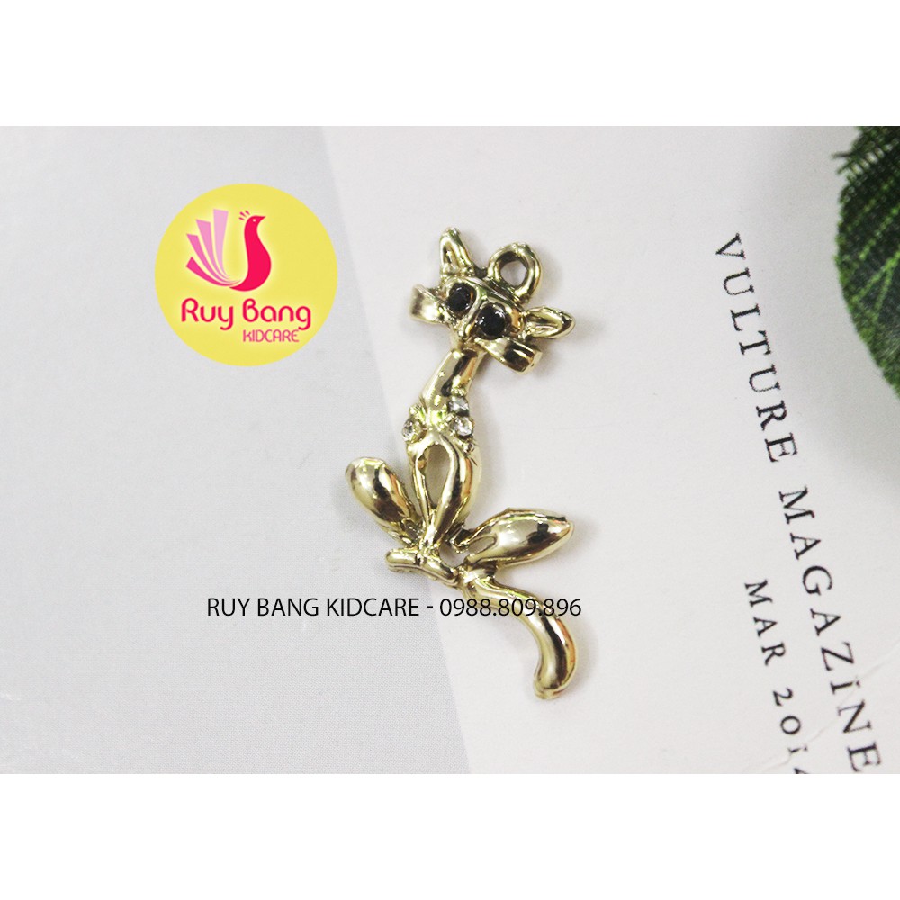 Cành lá kim loại, center đá đính hoa vải handmade