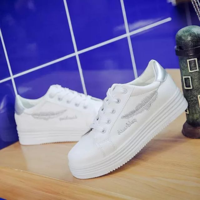 GIÀY THỂ THAO THÊU LÁ ĐỘN ĐẾ | BigBuy360 - bigbuy360.vn