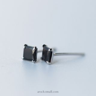 Stub earings đá đen vuông